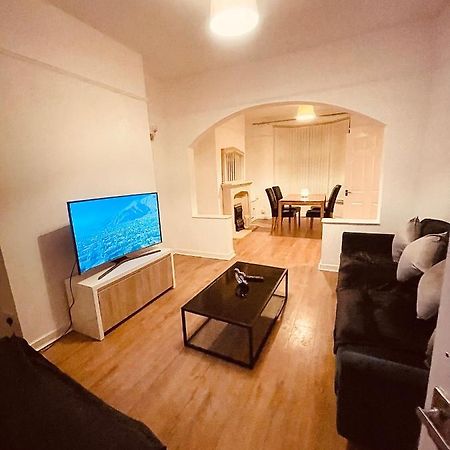 Cute Spacious 2 Bedroom House, Sleeps 8, Free Street Parking, Easy Access Lock Box Entry, 2 Minute Drive From City Centre Liverpool Exterior foto