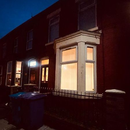 Cute Spacious 2 Bedroom House, Sleeps 8, Free Street Parking, Easy Access Lock Box Entry, 2 Minute Drive From City Centre Liverpool Exterior foto