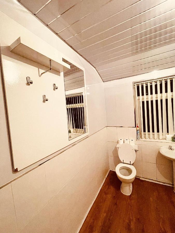 Cute Spacious 2 Bedroom House, Sleeps 8, Free Street Parking, Easy Access Lock Box Entry, 2 Minute Drive From City Centre Liverpool Exterior foto